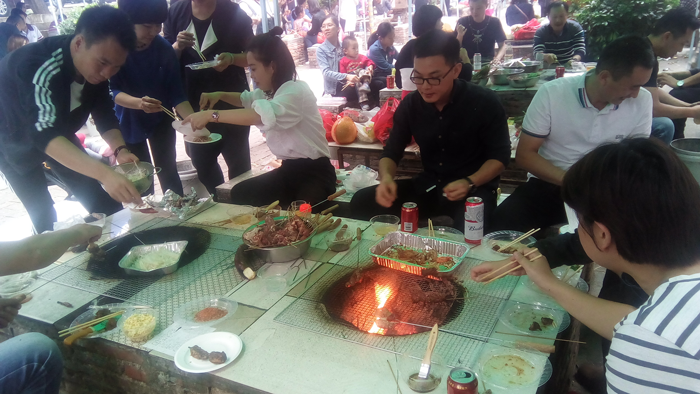廣東邑安實業有限公司組織員工“談人生話理想謀發展”燒烤活動